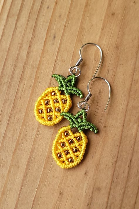 Yellow-green fruity summer earrings with beads, micro-macrame technique Macrame Summer, Macrame Earrings Tutorial, Pulseras Ideas, Earrings With Beads, Tutorial Macramé, Pineapple Earrings, Bracelet Macrame, Tie Dye Diy, All Crafts