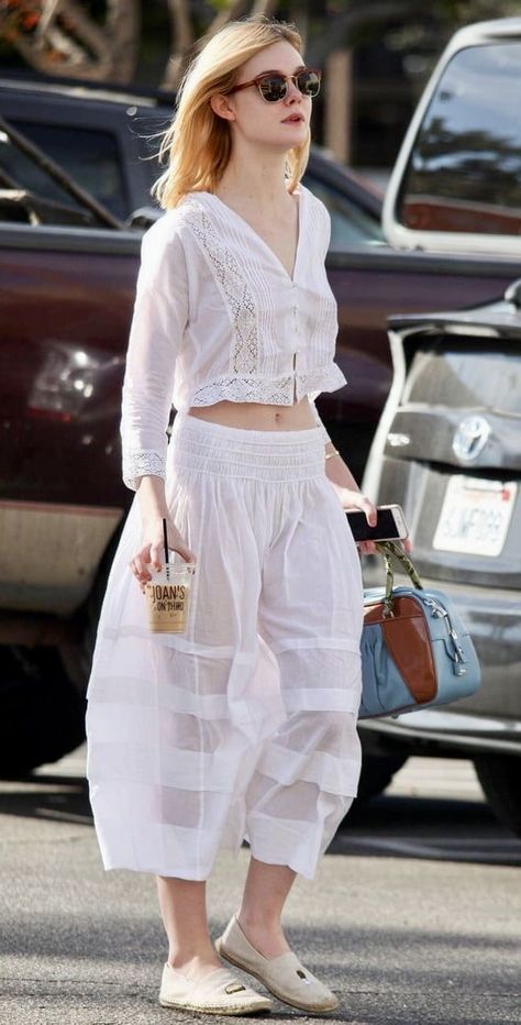 Elle Fanning Street Style Elle Fanning Outfits, Elle Fanning Street Style, Young Professional Outfits, Elle Fanning Style, Kaia Gerber Style, Peggy Carter, Dakota Fanning, Designer Anarkali, Girl Celebrities