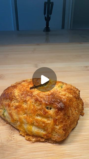 Noor - Recipe Creator on Instagram: "Jalapeños & Cheddar  Ingredients-  3/4 cup/170 grams cold unsalted butter 3⅓ cups/425 grams all-purpose flour, plus more for rolling 1 tablespoon baking powder 2½ teaspoons kosher salt (such as Diamond Crystal) or 1¾ teaspoons fine sea salt.  1¼ cups/300 grams cold buttermilk 1 egg (for brushing on top before placing them into the oven) 1/2 cup cheddar cheese shredded (optional) 1 jalapeño sliced into quarters (optional)  Bake at 375F for 35 mins.  I adapted this recipe from a recipe shared by Eric Kim at NYT cooking. The original recipe included sugar (which I removed because I wanted a savoury version) and I put in that you need to brush your biscuits with a beaten egg to get that crispy crust. #biscuits#scones#cheesebiscuits#baking#feedfeed#recipesha Cottage Cheese Biscuits Recipe, Jalapeno Cheddar Biscuits, Homemade Bread Recipes Easy, Cheddar Biscuits, Biscuit Bread, Nyt Cooking, Easy Bread Recipes, Bread And Pastries, Bread Recipes Homemade