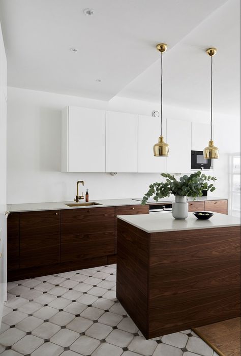 Mid Modern Century Kitchen, Walnut Wood Kitchen, Small Kitchen Plans, Small Condo Kitchen, Wickes Kitchens, Japandi Kitchen, Paris Kitchen, Kitchen Appliances Design, Dark Wood Kitchens