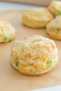 Super Cheesy Cheddar Scallion Biscuits! Made with butter and buttermilk (no shortening), they're flaky and soft. Biscuits Made With Butter, Scallion Biscuits, Onion Biscuits, Buttermilk Biscuit Recipe, Buttermilk Biscuit, Cheddar Biscuits, Breaking Bread, Biscuit Bread, Biscuit Rolls