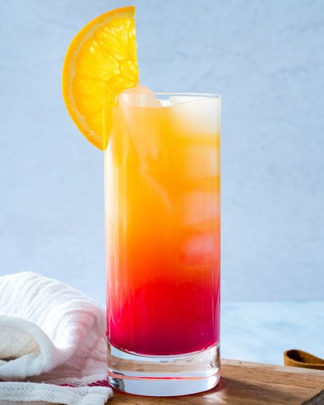 Vodka Sunrise Cocktails, Sunrise Drink, Dinner Party Drinks, Cocktails Made With Vodka, Drinks Vodka, Vodka Mixed Drinks, Vodka Orange, Orange Juice Cocktails, Vodka Sunrise