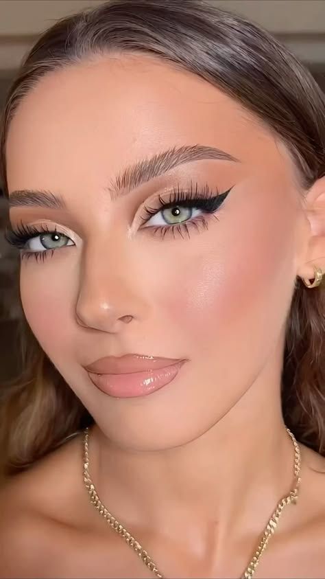 #MakeupArt#MakeupLooks#MakeupTutorial#BeautyTips#MakeupInspiration#MakeupAddict#GlamMakeup#MakeupGoals#MakeupLover#MakeupFails#MakeupMistakes#BeautyBlunders#MakeupOops#MakeupGoneWrong#MakeupDisaster#MakeupRealTalk#MakeupTruths#MakeupIdeas#MakeupLooks#MakeupLooksNatural#MakeupIdeas2024#WinterMakeupIdeas#ChristmasMakeup#ChristmasMakeupLook Full Glam Bridal Makeup Blue Eyes, Wedding Makeup For Green Eyes Brown Hair, Cat Eye Wedding Makeup, Foxy Eyes Make Up, Gold Dress Makeup, Foxy Eyes, Glam Eye Makeup, Makeup Ojos, Gold Makeup Looks