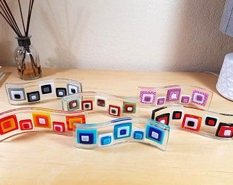 Picket Fence Art Studio Fused Glass, Recipe Card Holders, Glass Fusion Ideas, Table Card Holder, Fused Glass Artwork, Glass Fusing Projects, Picture Stand, Picture Holders, Photo Holder