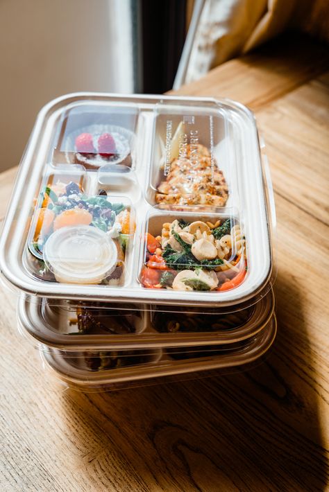 Meal Box Ideas, Bento Box Design Packaging, To Go Food Packaging Ideas, Catering Box Ideas, Lunch Box Business Ideas, Lunch Box Design Food Packaging, Catering Packages Ideas, Meal Box Packaging, Boxed Lunches Catering