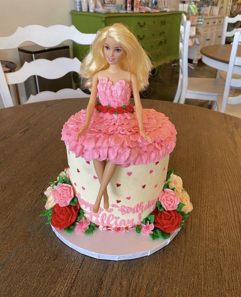 Cake Assembly, Pink Birthday Cake Ideas, Barbie Themed Cake, Barbie Dress Cake, Pink Birthday Cake, Barbie Birthday Cake, Buttercream Cake Designs, Candy Birthday Cakes, Barbie Doll Cakes