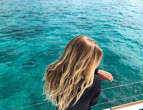 #beachy #hair #blonde #summer #beachhair Beach Blonde Surfer Hair, Beachy Dimensional Blonde, Blonde Beachy Highlights, Beach Hair Dye, Surf Hair Blonde, Beach Blonde Hair Balayage, Surf Blonde Hair, Surfer Highlights, Salty Blonde Style