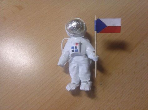 Picture of Making an astronaut using paper and tape How To Make An Astronaut, Spa Crafts, Diy Astronaut, Astronaut Diy, Astronaut Craft, Space Project, Colored Tape, Diy Space, Toilet Paper Tube