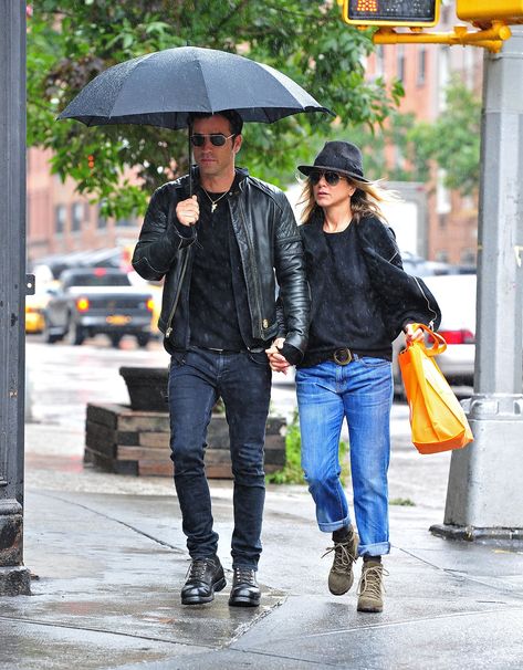 Image Rainy Outfit Ideas, Rainy Weather Outfits, Nancy Dow, Cold Rainy Day Outfit, Rainy Outfit, Rainy Day Outfit For Work, Jennifer Aniston Style, Denim Street Style, Justin Theroux