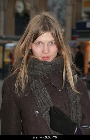 Clemence Poesy arrives to 'Gare de l'Est' station in Paris to catch the special train for 'Fantastic'Arts', A fantatstic film festival held in Gerardmer, east of France on January 25, 2006. Photo by Denis Guignebourg/ABACAPRESS.COM Stock Photo Clemence Poesy Hair, Clemence Poesy Style, Hair Muse, Clemence Poesy, Catskills Wedding, Camille Rowe, French Outfit, Dirty Blonde Hair, French Actress