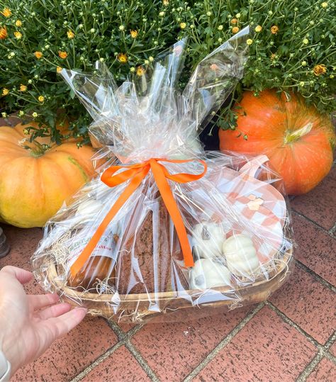 Fall gift. Fall gift basket. Pumpkin gift. Pumpkin plates. Autumn Gift Basket, Pumpkin Gift Ideas, Fall Food Gifts, Pumpkin Plates, Birthday Gift Picture, Fall Gift Baskets, Best Friend Birthday Cards, Gifts For Best Friend, Christmas Prep