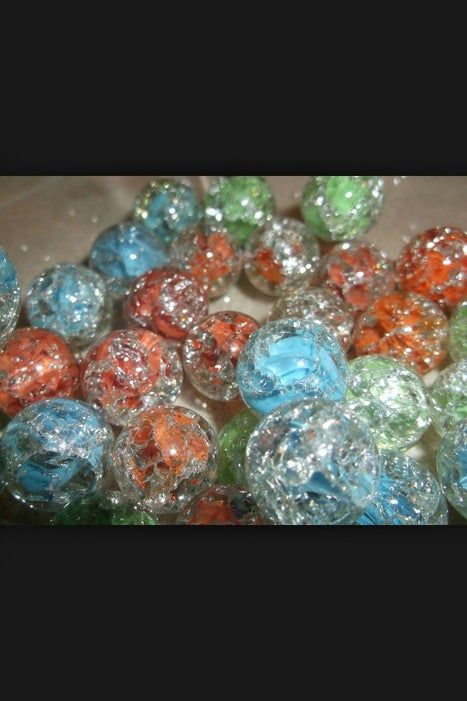 Baked Marbles, Marble Crafts, Cracked Marbles, Marbles Crafts, Mirror Makeover, Diy Glass Bottle Crafts, Glass Balls, Glass Bottle Crafts, Make Jewelry