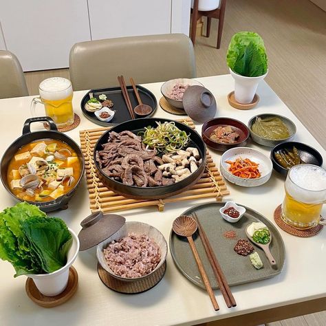 Korean Dinner Table Aesthetic, Korean Dinner Table, Dinner Table Aesthetic, Korean Dinner, Table Aesthetic, I Want Food, Foods And Drinks, Food Table, Dinner Set