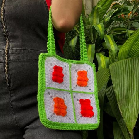 Gummy Bear Crochet Purse with green details Gummy Bear Granny Square, Gummy Bear Crochet Pattern, Fest Table, Bear Granny Square, Crochet Gummy Bear, Granny Square Pattern, Bear Crochet, Embroidery Bags, Crochet Purse