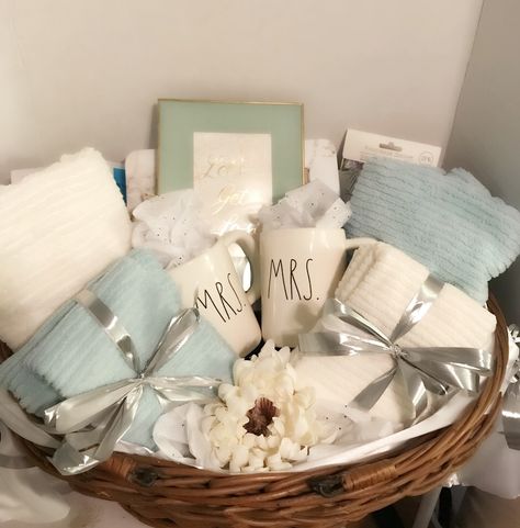 Bathroom Bridal Shower Basket, Bridal Shower Bath Towel Gift Basket, Bridal Shower Spa Gift Basket, Recipe Box For Bridal Shower The Bride, Gift Basket Ideas Wedding, Bridal Basket Ideas, Bride Basket Gift Ideas, Bridal Shower Gift Ideas Baskets, Bridal Shower Gifts For Bride Baskets