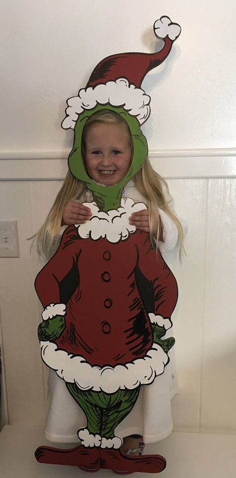 Grinch Grinch Photo Cutout, Grinch Photo Backdrop Diy, Grinch Photo Backdrop, Grinch Photoshoot Ideas, Grinch Photo Booth, Whoville Decor, Grinch Board, Plywood Decor, Christmas Whoville