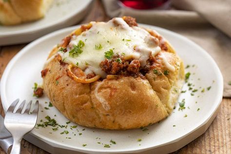 Bread Bowl Spaghetti - I Am Homesteader Garlic Bread Bowl, Spaghetti Bread, Spaghetti Ingredients, Homemade Meat Sauce, Cheesy Meatballs, Homemade Garlic Butter, Kaiser Rolls, Meatball Casserole, Spicy Pasta