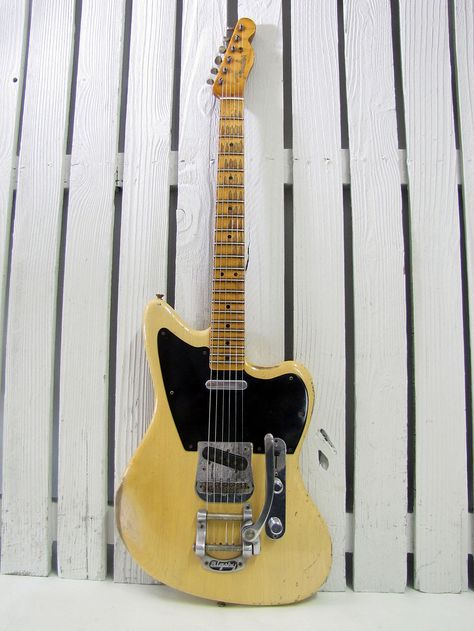 Awesome Fender Jaguar/Jazzmaster Telecaster combo by Fender Custom Shop Guitar Keys, Fender Jazzmaster, Best Guitar Players, Fender Electric Guitar, Learning Guitar, Telecaster Guitar, Fender Guitar, Guitar Collection, Stringed Instruments