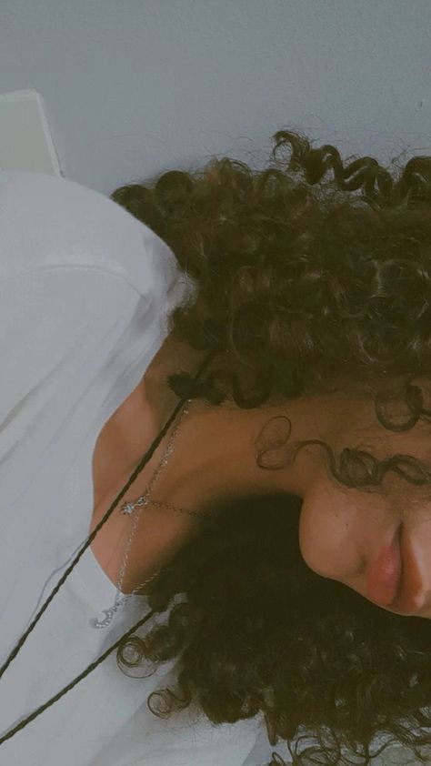 Medium Curls, Curly Hair Photos, Just A Dream, Colored Curly Hair, Beautiful Curly Hair, Hairdos For Curly Hair, Curly Girl Hairstyles, Model Poses Photography, Selfie Ideas Instagram