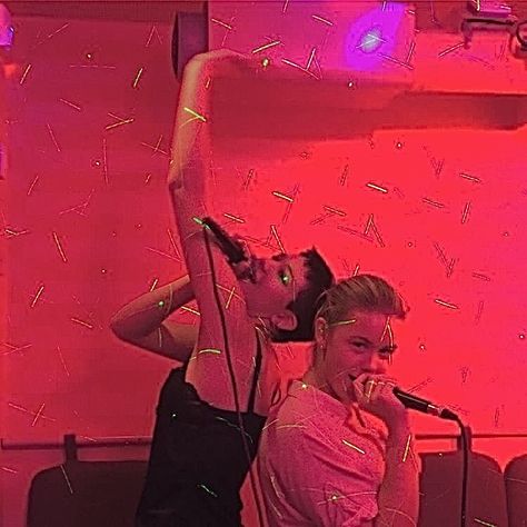 Best Friends Karaoke Aesthetic, Karaoke Reference Pose, Karaoke Night Aesthetic, Karaoke Aesthetic, Summer Vibes Friends, Karaoke Party, College Aesthetic, Mood And Tone, Summer Plans