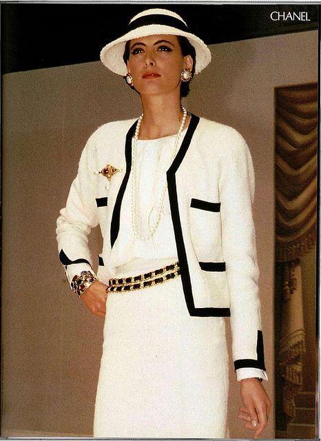 I've always wanted a classic Chanel suit ! Antoine Verglas, Chanel Ad, 19 February, Chanel Style Jacket, Coco Chanel Fashion, Chanel Suit, Kim K Style, Chanel 19, Mode Chanel