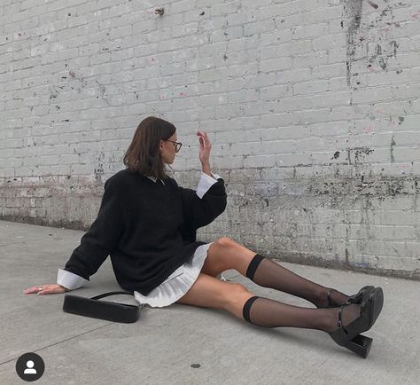 Knee Socks Outfits Aesthetic, Knee Stockings Outfits, Mary Jane Shoes Outfit Aesthetic, Knee High Socks Outfit Aesthetic, Tomboy Y2k, Sporty Tomboy, Thigh High Sock Outfits, Knee Socks Outfits, Thigh High Socks Outfit