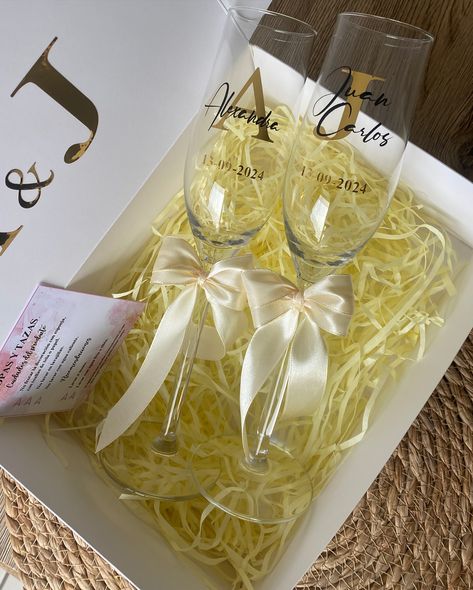 Si te vas a casar estás copas personalizadas para tu brindis de bodas deben estar presentes ♥️ Un día tan importante como tu matrimonio debe celebrarse por lo alto 🥂✨ @decoresd_art te trae las copas personalizadas más elegantes y sutiles que has podido encontrar ♥️😍 Ya hemos estado presentes en mas de 200 bodas y no queremos que la tuya sea una excepción 🥹😄 Enviamos a todas las comunas y regiones 🚛 #copaspersonalizadas #copasparabodas #regalospersonalizados #regalosespeciales Toast Glasses Quinceanera, Xv Champagne Glasses, Quince Champagne Glasses, Xv Copas Ideas, Quince, Gifts