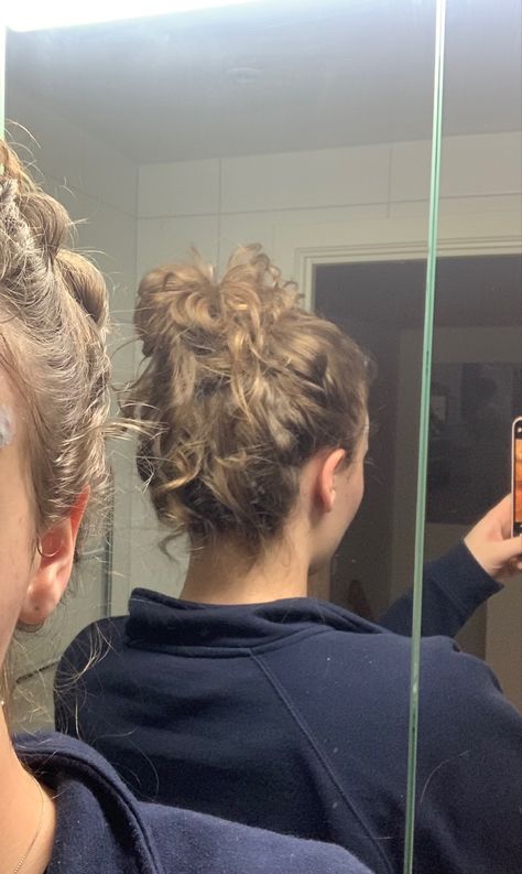 Curly Hair Bun Aesthetic, White Girl Curly Hair Hairstyles, Wavy Hair Updos, Curly Hair In A Bun, Messy Curly Hairstyles, Wavy Hair Bun, Wavy Hair Ponytail, Curly Hair Buns, Ponytail Curly Hair