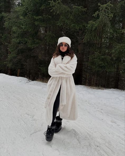 White Fuzzy Hat Outfit, Short Moon Boots Outfit, Fuzzy Hat Outfit, Short Moon Boots, Moon Boots Outfit, Winter Layering Outfits, Fuzzy Hat, Hat Outfit, Ski Season