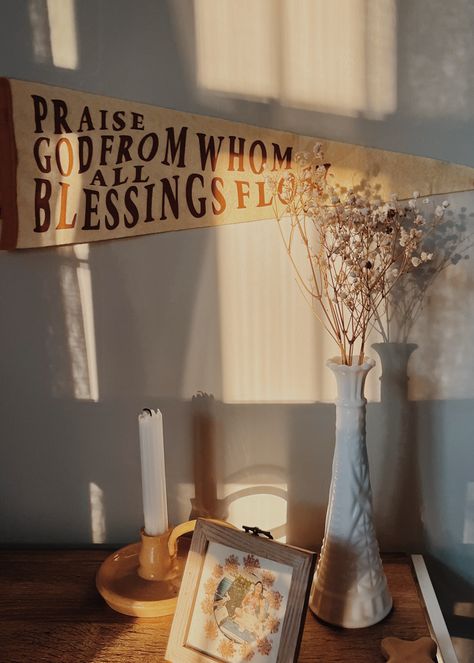 Christian Room Aesthetic, Christian Room Decor Aesthetic, Granola Decor, Christian Bedroom Ideas, Christian House Decor, Dorm Decor Aesthetic, Christian Room, College House, Prayer Corner