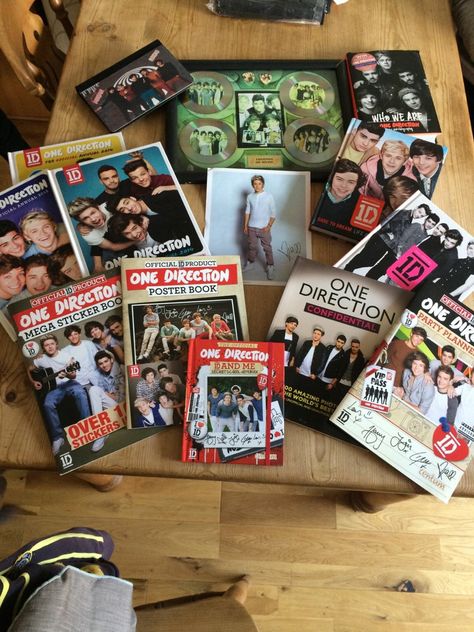 Old One Direction Merch, One Direction Merch Aesthetic, One Direction Book, One Direction Merch, One Direction Photos, Random Aesthetic, Old Ones, Love Your Life, Liam Payne