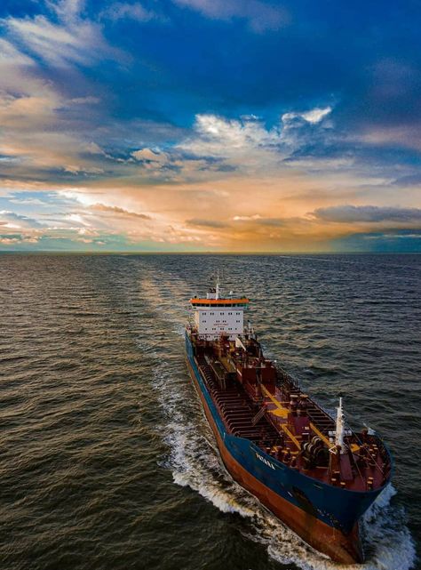 Cargo Ship Wallpaper, Cargo Ship Photography, Drunken Sailor, Cruise Ship Pictures, Space Iphone Wallpaper, Cruise Pictures, Cargo Ships, Iphone Dynamic Wallpaper, Iphone Wallpaper Stills