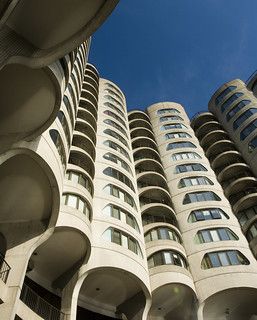 River City, Chicago, by Bertrand Goldberg | The luxury end o… | Flickr Bertrand Goldberg, Brutal Architecture, Marina City, Chicago Usa, River City, Chicago City, Leaning Tower Of Pisa, Chicago, Wonder