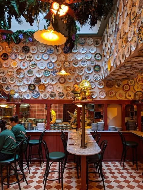 Vintage Italian Restaurant Decor, Trattoria Interior Design, Restaurant Interior Design Italian, Italian Trattoria Interior, Traditional Italian Restaurant Design, Pizzeria Design Interior Italy, Trattoria Design, Vintage Restaurant Design, Italian Cafe Interior