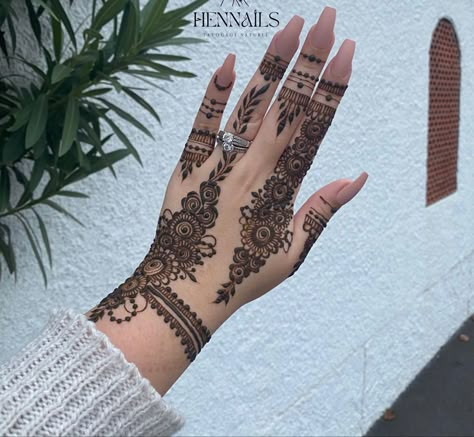 Henna Designs Dark Skin, Elegant Henna Designs, Henna 2024, Motif Henna, Mendhi Ideas, Mehndi Event, Elegant Henna, Indian Henna Designs, Henna Designs Back