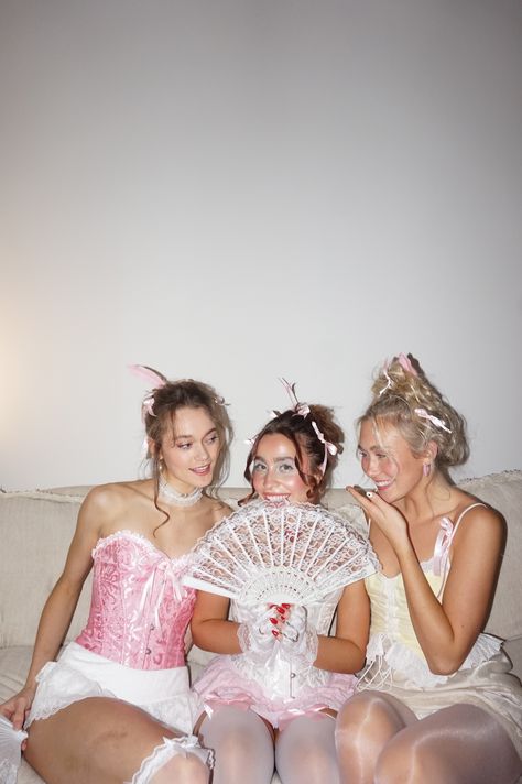 https://www.instagram.com/greer.jones/ Bridgerton Costumes Halloween, Budget Halloween Costumes, Bridgerton Halloween Costume, Marie Antoinette Photoshoot, Bridgerton Halloween, Fantasia Diy, Marie Antoinette Costume Halloween, Marie Antoinette Party, Women Halloween Costumes