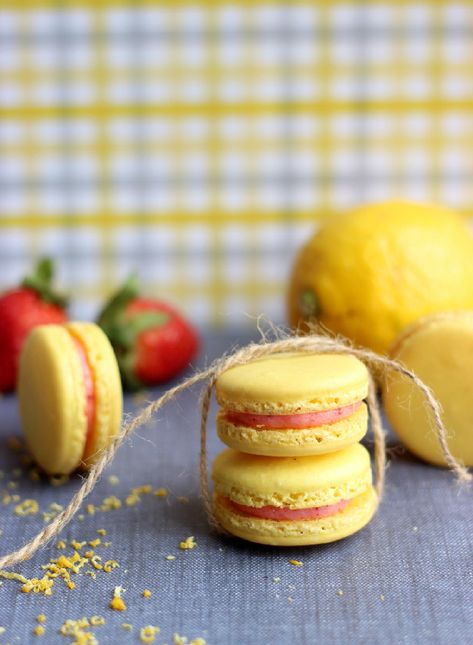 Strawberry Lemonade Macarons #OXOSpringCleaning - Confessions of a Confectionista Simple Chocolate Chip Cookies, Strawberry Macaron, Making Macarons, Lemon Macarons, Macarons Recipe, Macaron Filling, Macaron Recipes, Chocolate Candy Recipes, Macaron Cake