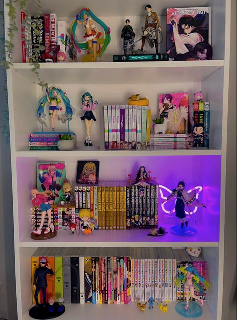 Anime Inspired Home Decor, Anime Figures Aesthetic Room, Anime Shelf Ideas, Manga Shelf Ideas, Anime Display, Manga Bookshelf, Otaku Room Aesthetic, Manga Shelving, Manga Shelves