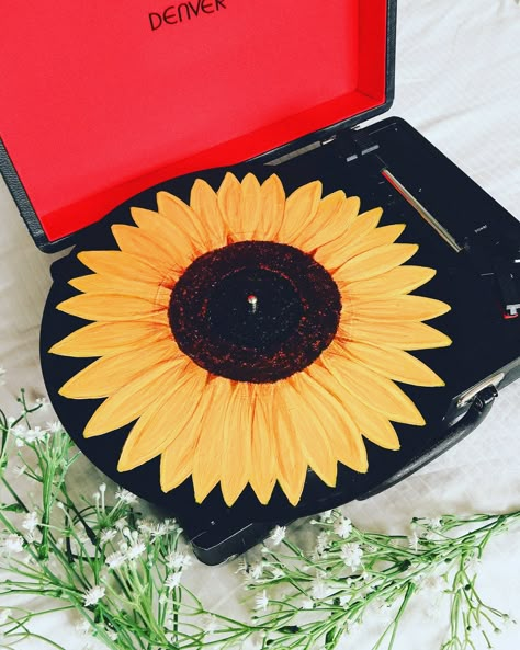 A sunflower painting on a vinyl record! 🌻  Don't waste old records :) Spice 'm up! Instagram @brittalsemgeest Painting On Vinyl, Sunflower Acrylic Painting, Record Painting Ideas, Record Art Ideas, Vinyl Record Painting, Acrylic Painting For Kids, Painting Sheets, Vinyl Painting, Vinyl Record Art Ideas