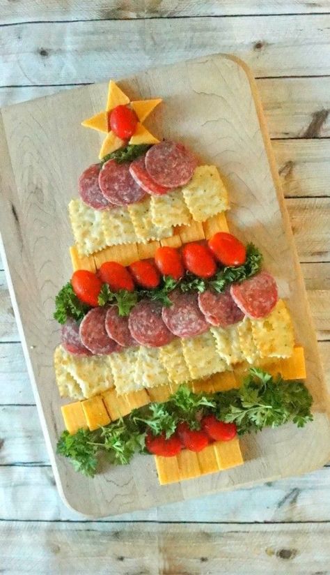 Need a last-minute appetizer? Create an array of cheeses, meats and crackers in the shape of a Christmas tree. Kids won't be able to resist! Get the recipe at Mommy Gaga.  - WomansDay.com Easy Holiday Party Appetizers, Christmas Vegetable, Sausage Tree, Creative Appetizers, Appetizers Appetizers, Snacks Christmas, Easy Holiday Party, Cheese Christmas, Holiday Lifestyle