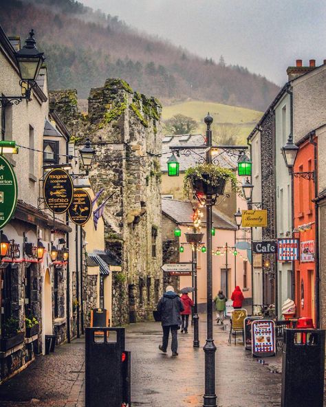 11 Peaceful Irish Towns You Should Just Pack Up And Move To For The Summer - Lovin.ie Irish Coastal Town, Claire Keegan, Weird Town, Irish Town, Irish Beach, Irish Things, Dublin Travel, Irish Fashion, Bike Aesthetic