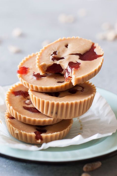 Homemade Peanut Butter and Jelly Cups Peanut Butter Jelly Desserts, Nutty Desserts, Pregnant Food, Cheesecake Pies, Cookies Sans Gluten, Candy Maker, Jelly Cups, Baking Trays, Handmade Charlotte