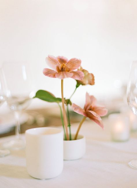 Minimal Wedding Flowers, Minimalist Wedding Flowers, Ikebana Wedding, Villa Cetinale, Luxury Italy, Italy Destination Wedding, Photography Minimalist, Wedding In Tuscany, Ikebana Arrangements