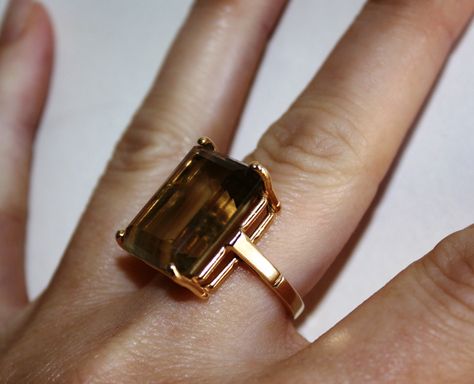 Mine ;) 12carat smokey topaz cocktail ring set in 14ct gold Smokey Topaz Ring, Kei Jewelry, Topaz Cocktail Ring, Hand Jewelry Rings, Gold Finger Rings, Emerald Ring Vintage, Colored Stone Rings, Gold Jewelry Simple Necklace, Mens Rings Fashion