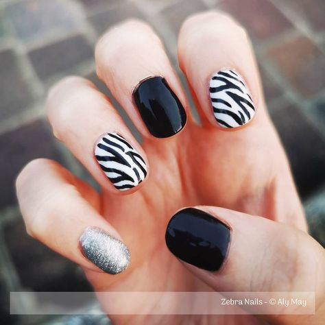 Unghie zebrate realizzate con smalto semipermanente, strisce disegnate a mano libera. 🦓 Zebra Nails, Nails, Beauty