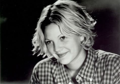 Drew Barrymore Mad Love Hair, 90s Drew Barrymore Hair, Drew Barrymore 90s Short Hair, Drew Barrymore Short Hair, Diana Barrymore, Drew Barrymore Hair, Drew Barrymore 90s, Violet Sky, 90s Grunge Hair