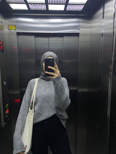 Grey Hoddies Outfits Women, Grey Ootd Hijab, Grey Outfit Hijab, Grey Hijab Outfit, Knitwear Hijab, Hijabi Winter, Modest Winter Fashion, Oversized Black Knit Sweater, Hijabi Winter Outfits