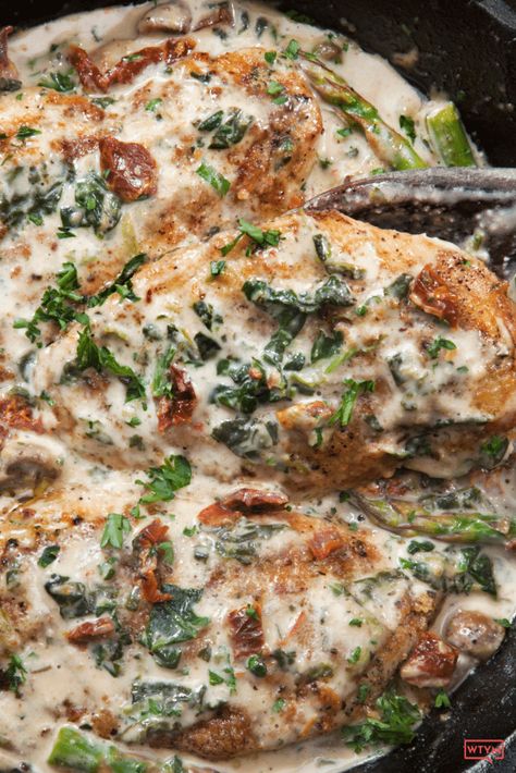 Low Cholesterol Chicken, Keto Crockpot Chicken, Sonoma Diet, Garlic Chicken Crockpot, Tuscan Chicken Skillet, Crockpot Chicken Recipe, Chicken With Spinach, Creamy Tuscan Garlic Chicken, Creamy Tuscan Chicken