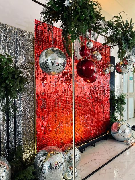 Christmas Event Photo Backdrop, Colorful Christmas Party Decor, Photobooth Christmas Backdrop, Christmas Party Entrance Decor, Christmas Photobooth Decoration, Christmas Bar Decorations Restaurant, Photobooth Christmas Ideas, Present Backdrop, Birthday Party Photo Wall