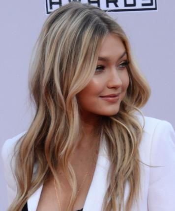 Gigi Hadid Hair Colour, Gigi Ha Did Hair, Gigi Hadid Blonde Hair, Gigi Hadid Hair Color, Hair Dyed Blonde, Gigi Hadid Hair, Hair Styles Color, Mom Hair, Red Curls